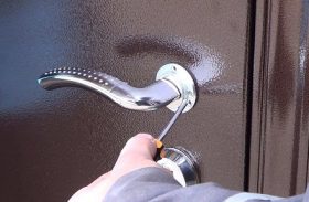 Замена дверной ручки металлической двери в Туле