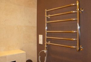 Установка электрического полотенцесушителя в ванной в Туле